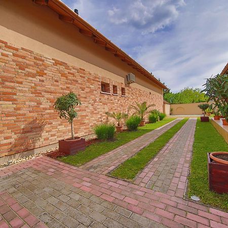 Kalvin Utcai Apartmanok ハイデゥソボスロー エクステリア 写真