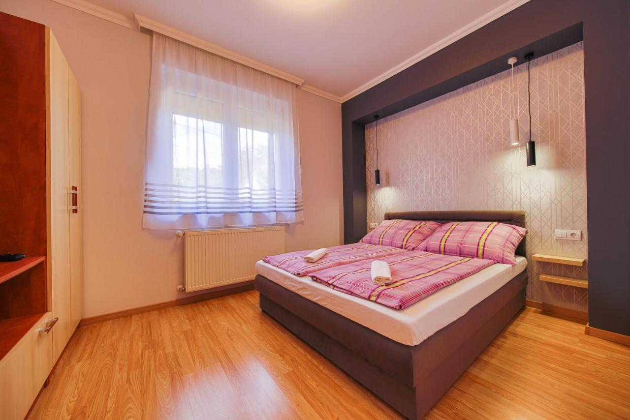 Kalvin Utcai Apartmanok ハイデゥソボスロー エクステリア 写真