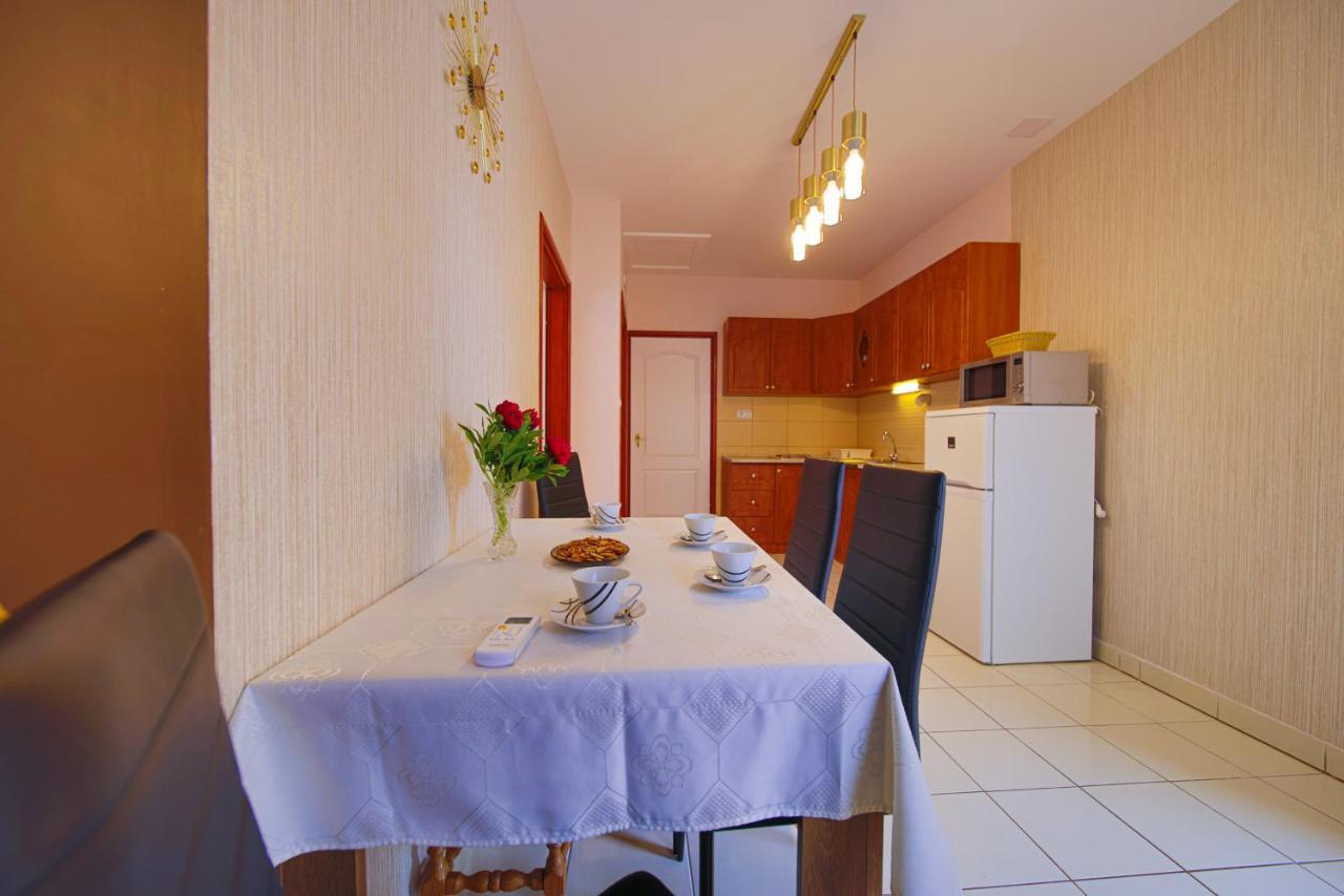 Kalvin Utcai Apartmanok ハイデゥソボスロー エクステリア 写真
