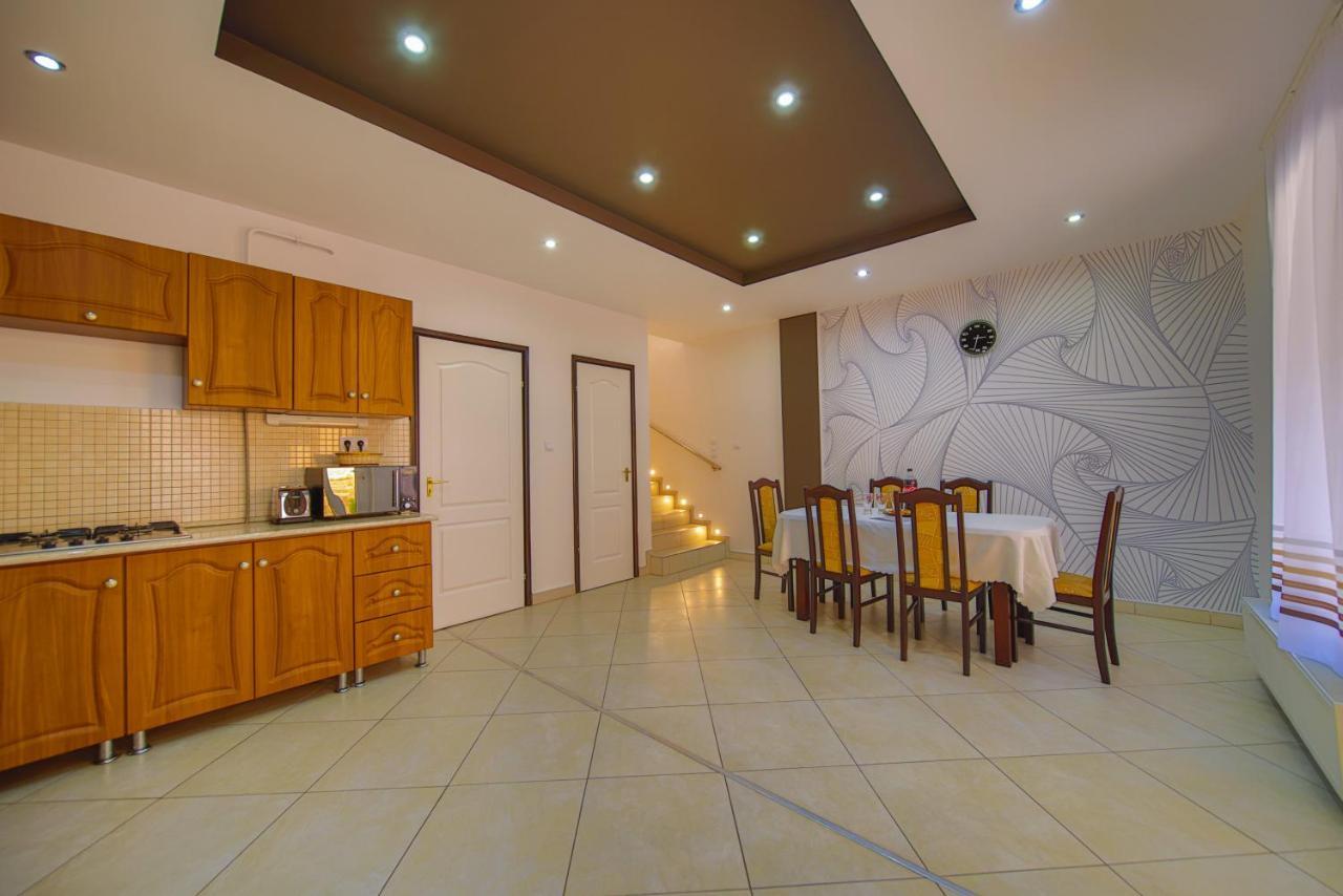 Kalvin Utcai Apartmanok ハイデゥソボスロー エクステリア 写真