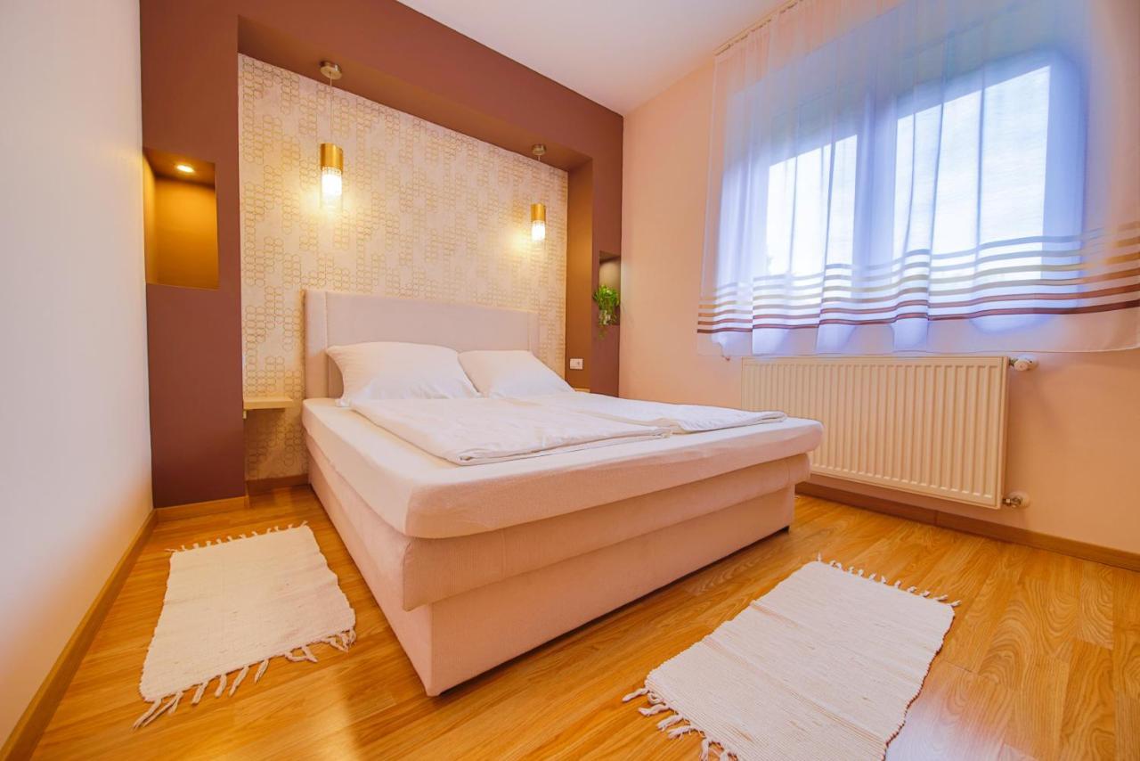 Kalvin Utcai Apartmanok ハイデゥソボスロー エクステリア 写真